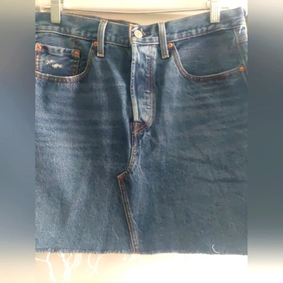 Levi’s Deconstructed Denim Mini Skirt Nwot Size 31 Festival Raw Frayed hem - Picture 7 of 10
